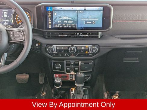 Used 2025 Jeep Wrangler Unlimited Rubicon w/ Convenience Group AWD/4WD image 19