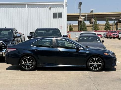 Used 2019 Toyota Camry SE FWD image 3
