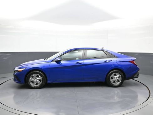 Certified 2025 Hyundai Elantra SE w/ Cargo Package FWD image 9