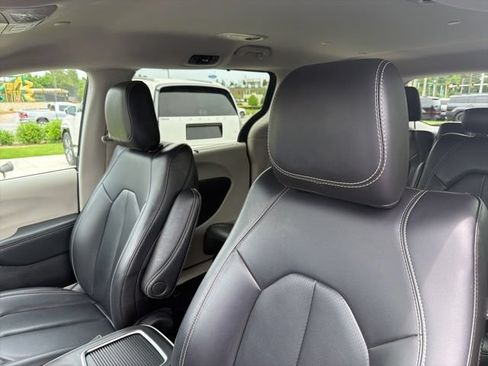Used 2023 Chrysler Pacifica Touring-L FWD image 22