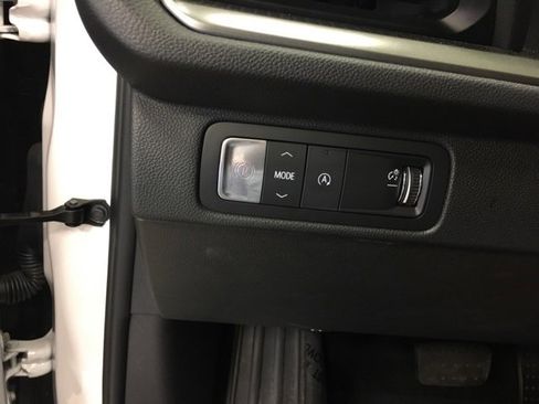 Used 2025 Chevrolet Traverse LT image 32