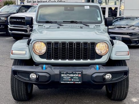 Used 2024 Jeep Wrangler Unlimited image 2