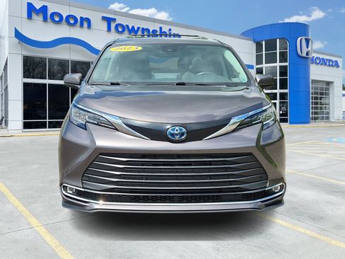 Used 2023 Toyota Sienna XLE w/ XLE Plus Package AWD/4WD image 2