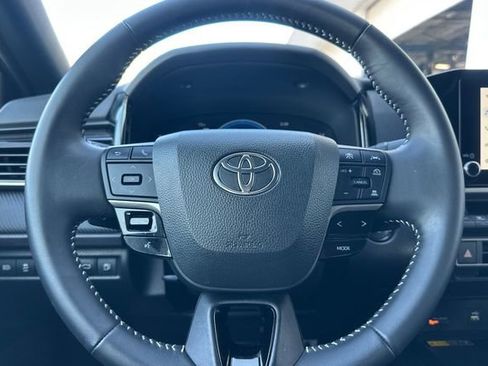 Used 2025 Toyota Camry SE image 21
