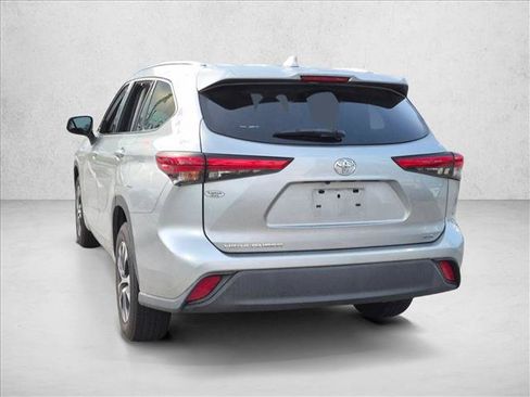 Used 2020 Toyota Highlander XLE FWD image 7