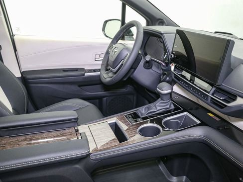 New 2026 Toyota Sienna Platinum image 16