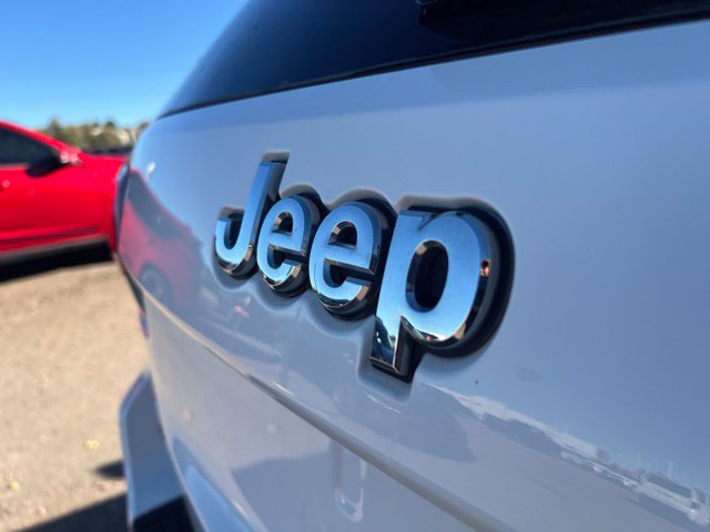 Used 2021 Jeep Grand Cherokee Laredo AWD/4WD image 12
