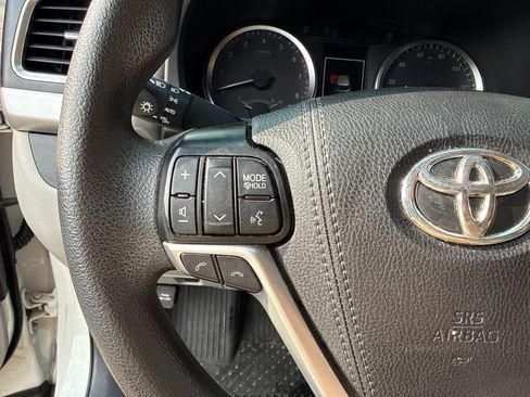 Used 2019 Toyota Highlander LE FWD image 22