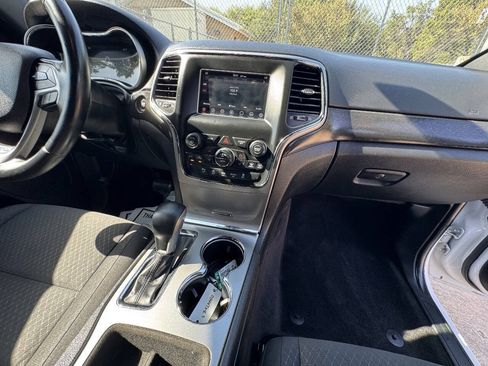 Used 2018 Jeep Grand Cherokee Laredo RWD image 16
