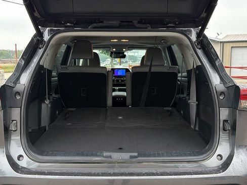 Used 2023 Toyota Highlander XLE FWD image 36