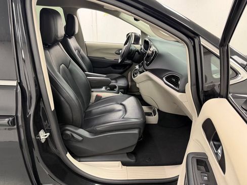 Used 2023 Chrysler Pacifica Touring-L FWD image 10
