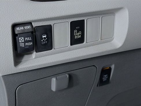 Used 2015 Toyota Sienna XLE image 10