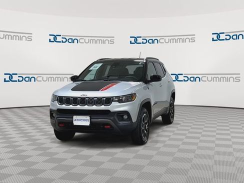 Used 2025 Jeep Compass Trailhawk AWD/4WD image 4