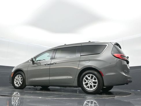 Used 2021 Chrysler Pacifica Touring-L image 17