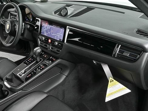 Certified 2025 Porsche Macan image 25