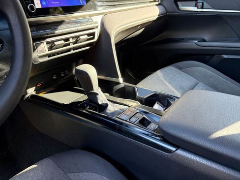 Used 2025 Toyota Camry LE image 40