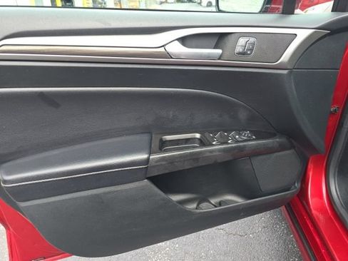Used 2017 Ford Fusion SE w/ Fusion SE Technology Package FWD image 14
