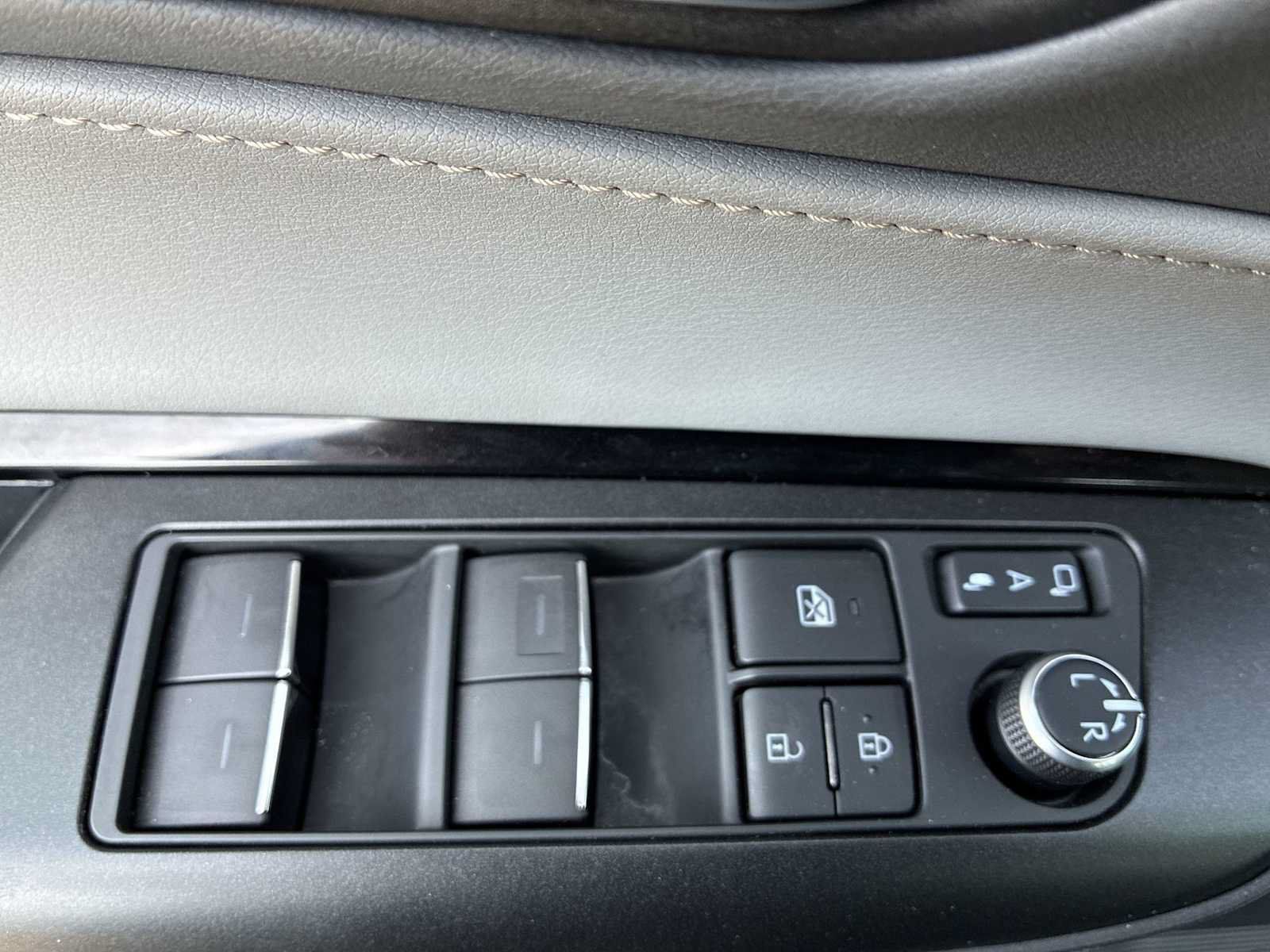 Used 2021 Toyota Venza LE AWD/4WD image 15