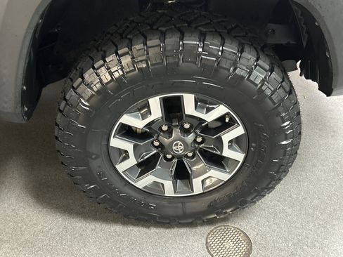 Used 2019 Toyota Tacoma TRD Off-Road w/ Technology Package AWD/4WD image 13