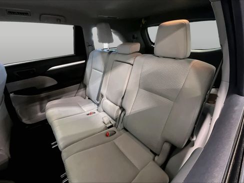 Used 2019 Toyota Highlander LE AWD/4WD image 20