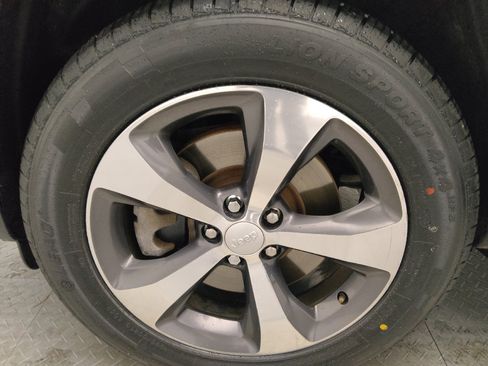 Used 2019 Jeep Cherokee Limited image 31