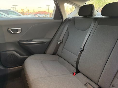 Used 2025 Kia K4 LXS image 38