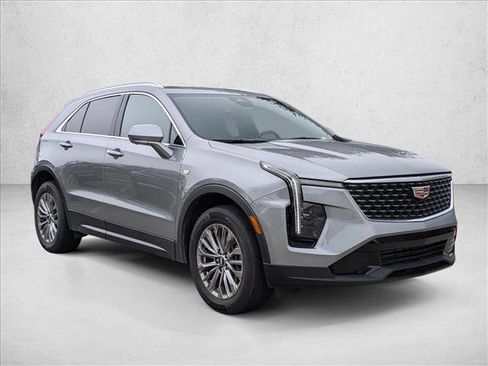Used 2025 Cadillac XT4 Premium Luxury image 3