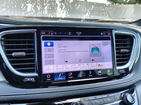 Used 2024 Chrysler Pacifica Limited w/ S Appearance Package image 16