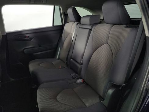 Used 2023 Toyota Highlander LE FWD image 19