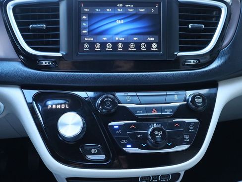 Used 2021 Chrysler Voyager Lxi image 48