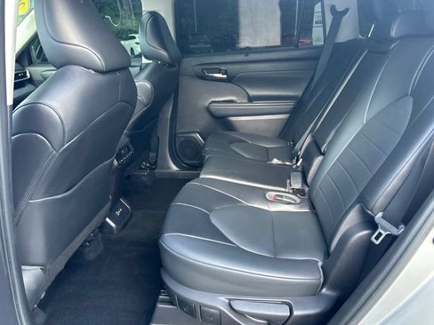 Used 2022 Toyota Highlander XLE AWD/4WD image 27