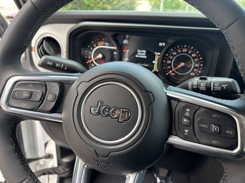 Used 2025 Jeep Wrangler Unlimited Sahara AWD/4WD image 28