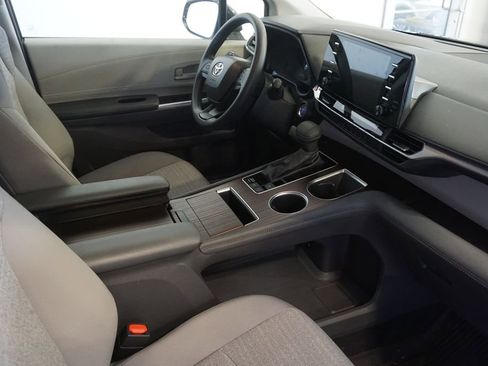 Used 2024 Toyota Sienna LE image 21