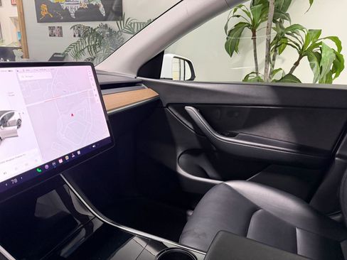 Used 2020 Tesla Model Y Long Range image 10