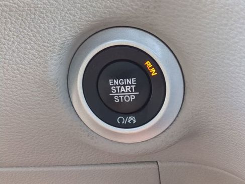 Used 2024 Chrysler Pacifica Limited FWD image 27