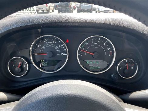 Used 2017 Jeep Wrangler Unlimited Sahara w/ Connectivity Group AWD/4WD image 13