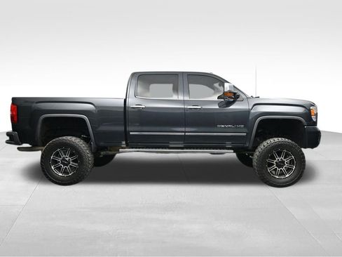 Used 2017 GMC Sierra 2500 Denali w/ Suspension Package, Off-Road AWD/4WD image 6