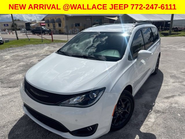 Used 2020 Chrysler Pacifica Touring-L Plus FWD image 3
