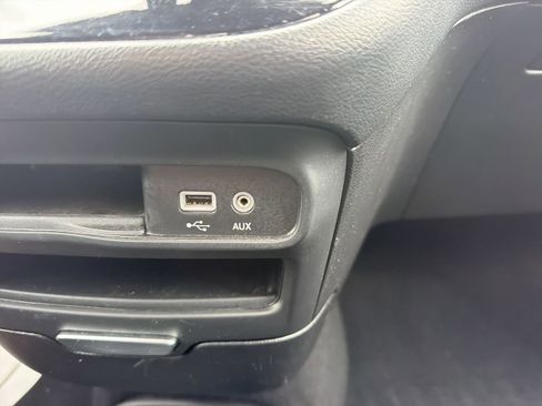 Used 2020 Chrysler Pacifica Touring-L AWD/4WD image 38