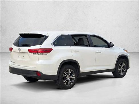 Certified 2019 Toyota Highlander LE FWD image 5