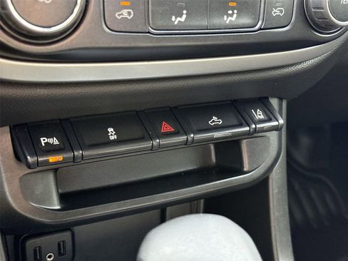 Used 2022 Chevrolet Colorado LT w/ Fleet Safety Package RWD image 33