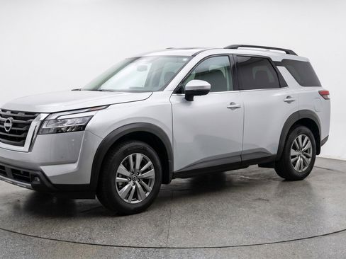 Used 2025 Nissan Pathfinder SV FWD image 3