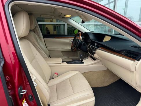 Used 2014 Lexus ES 300h w/ Luxury Package w/Bamboo Trim image 16