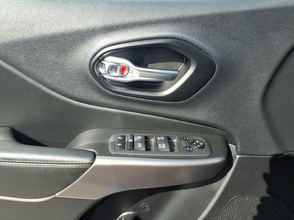 Used 2022 Jeep Cherokee Latitude Lux w/ Mopar Interior Package FWD image 14