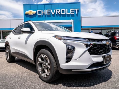 Used 2025 Chevrolet Trax LT w/ Driver Confidence Package FWD image 1