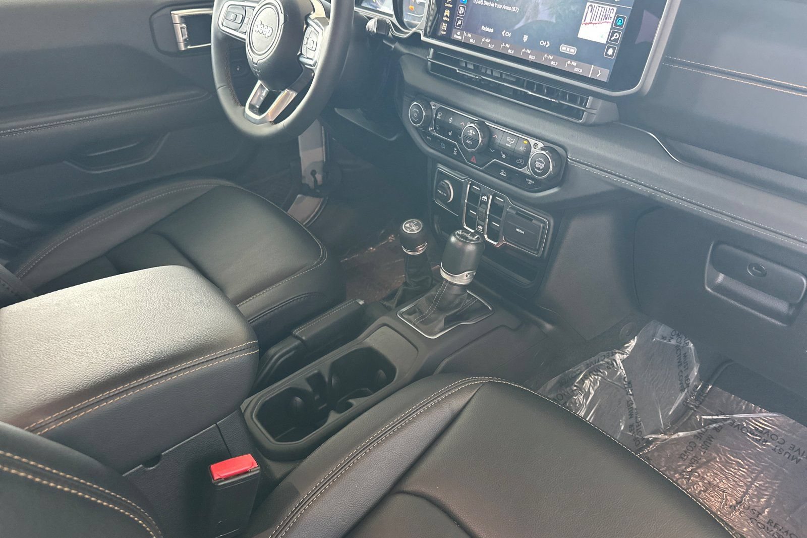 Used 2024 Jeep Wrangler Unlimited Sahara AWD/4WD image 15