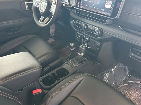 Used 2024 Jeep Wrangler Unlimited Sahara AWD/4WD image 15