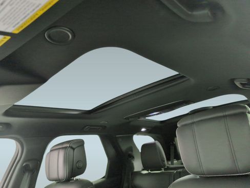 Used 2025 Land Rover Discovery Dynamic SE image 11