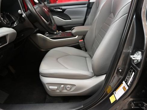 Certified 2025 Toyota Highlander XLE image 2