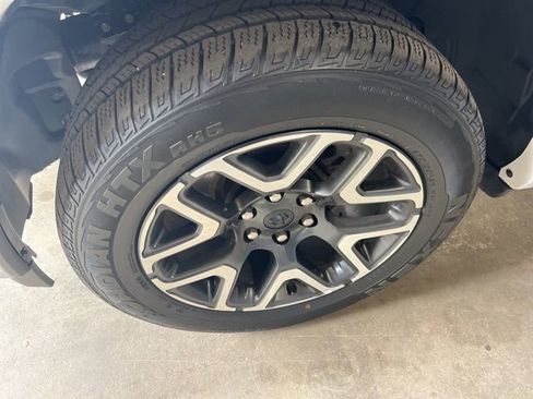 Used 2025 RAM 1500 Laramie AWD/4WD image 4